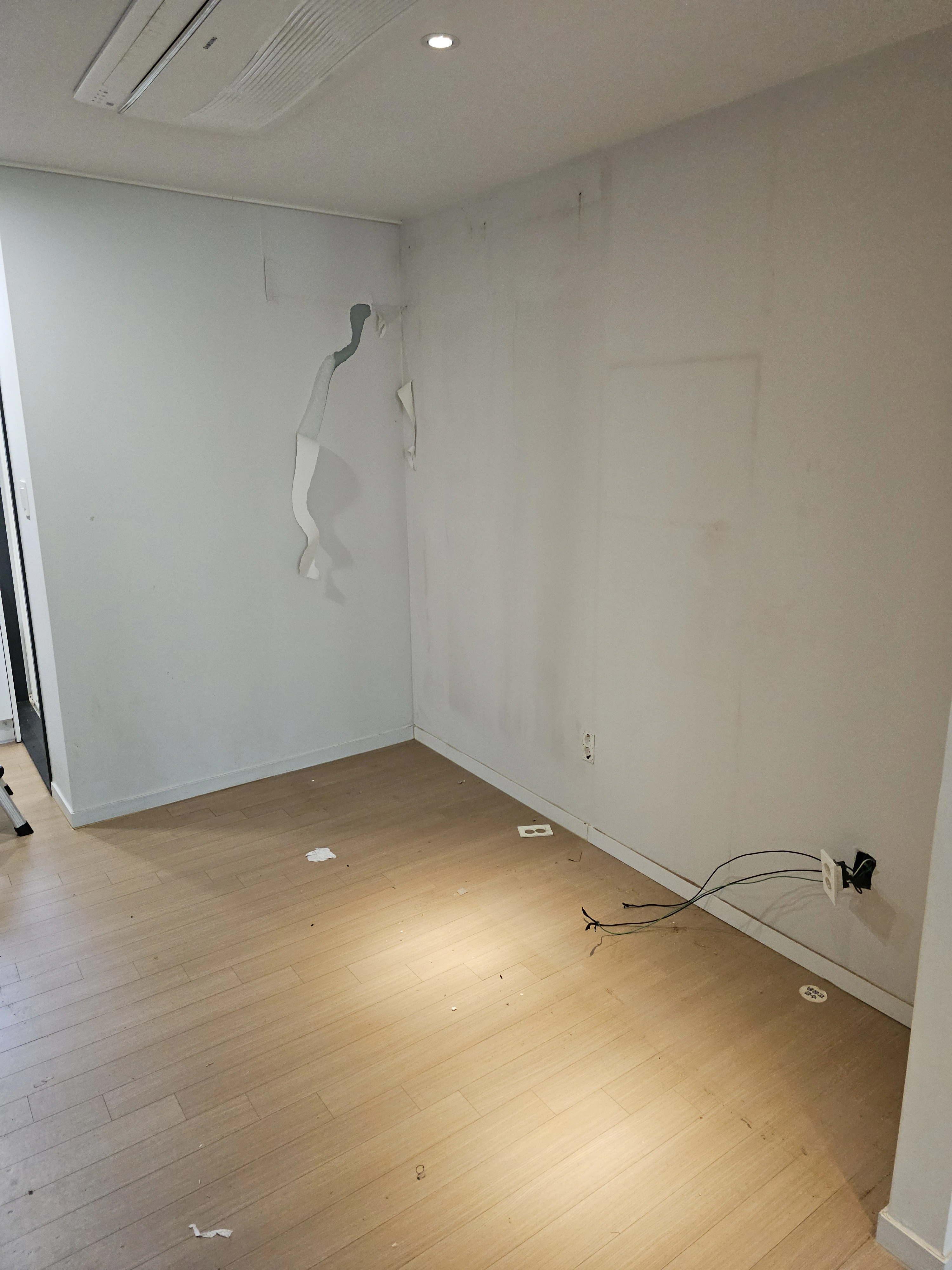 금천 아파트 주방 벽면 — 시공 전
